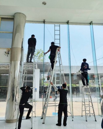 บริการทำความสะอาดเช็ดกระจกโชว์รูม - บริษัทจัดหาแม่บ้านประจําสํานักงาน รับทำความสะอาดโรงงาน อาคาร บ้าน - PROCARE
